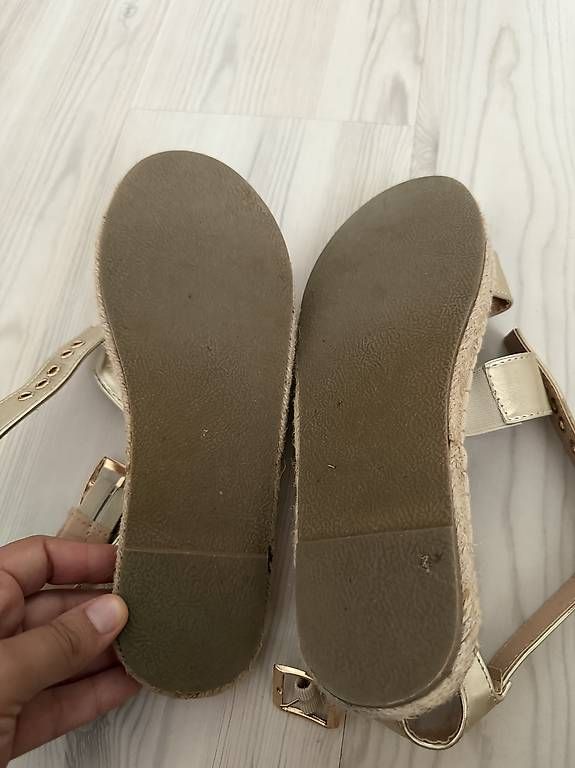 Damenschuhe: Goldfarbene Riemensandalen Gr. 38 – Gebraucht aus Frauenfeld von _vivano_ 2