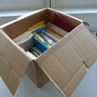 LITERATUR: Grosse Kiste mit Briefmarken-Literatur!