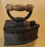 Antikes Bügeleisen aus Gusseisen Holzgriff defekt