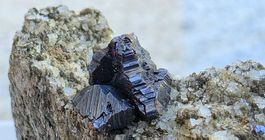 Darf in keiner Minaraliensammlung fehlen Knopfrutil Binntal