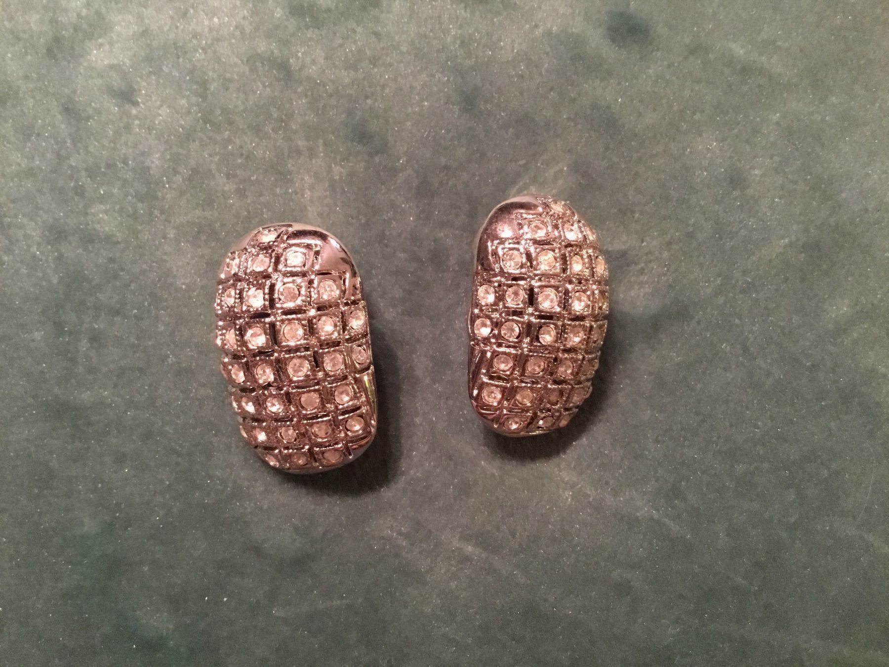 Ohrringe & -stecker: Clips d’oreille argenté avec brillants – Neu und originalverpackt aus Le Landeron von nic_8hd5