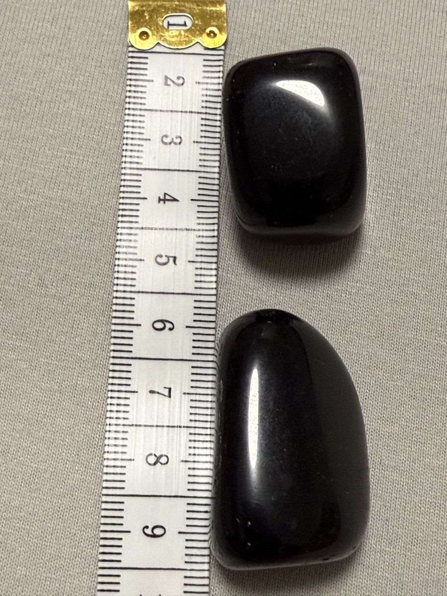 Mineralien & Heilsteine: 2Sk Schwarz Steinen – Gebraucht aus Oberhof von RealStone