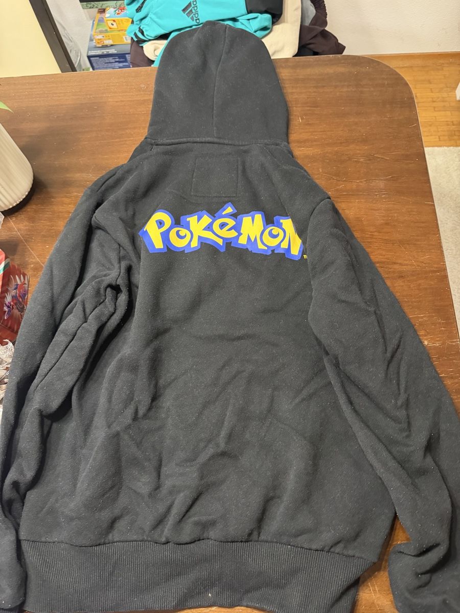 Pull&Bear Maglioni & Felpe: Sweat à capuche Pokémon Pull&Bear noir taille M utilisé – Usato da Fribourg venduto da xNesKuiQ 1