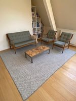 Salon d'un canapé deux places et d'une paire de fauteuils