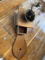 Antike Kaffeemühle, Holz und Messing, Top Zustand!