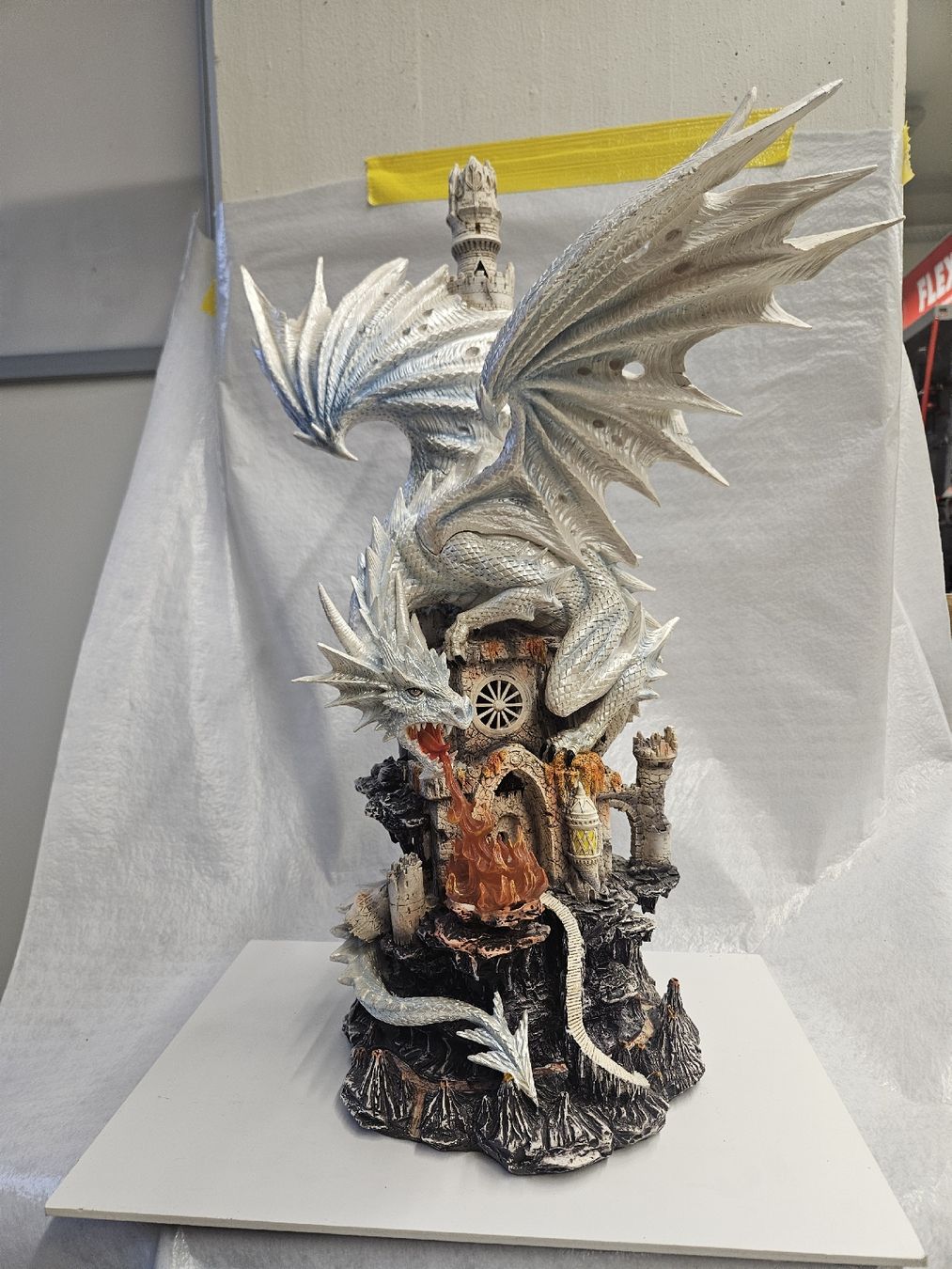 Statuette: Drache Attackiert Burg – Nuovo (secondo la descrizione) da Dielsdorf venduto da Kenan997