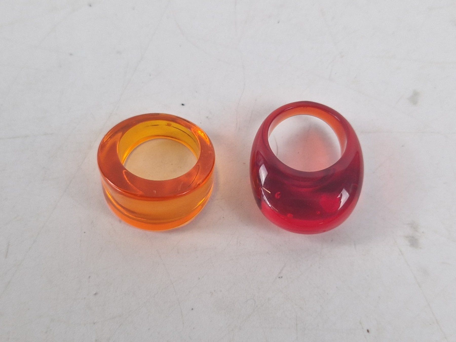 Anelli: 2 Ringe Harz transparent orange und rot Grösse 57 – Usato da Muhen venduto da Restwert_Muhen 1