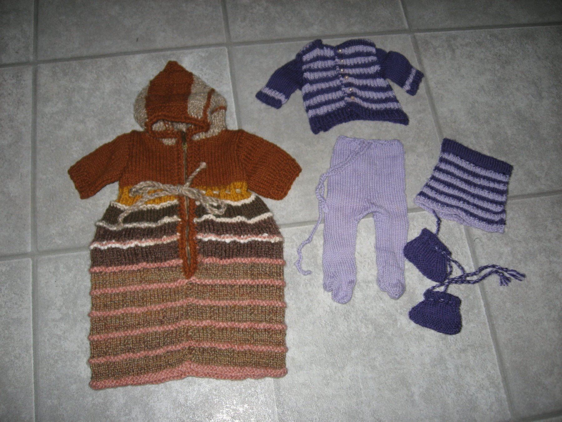 Puppen: neue selbst gestrickte Puppenkleider – Neu und originalverpackt aus Kaltbrunn von Cindy99