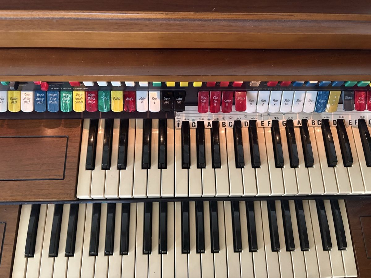Musikinstrumente: Lowrey Orgel Holzgehäuse – Gebraucht aus Frieswil von tentimesbigger 8