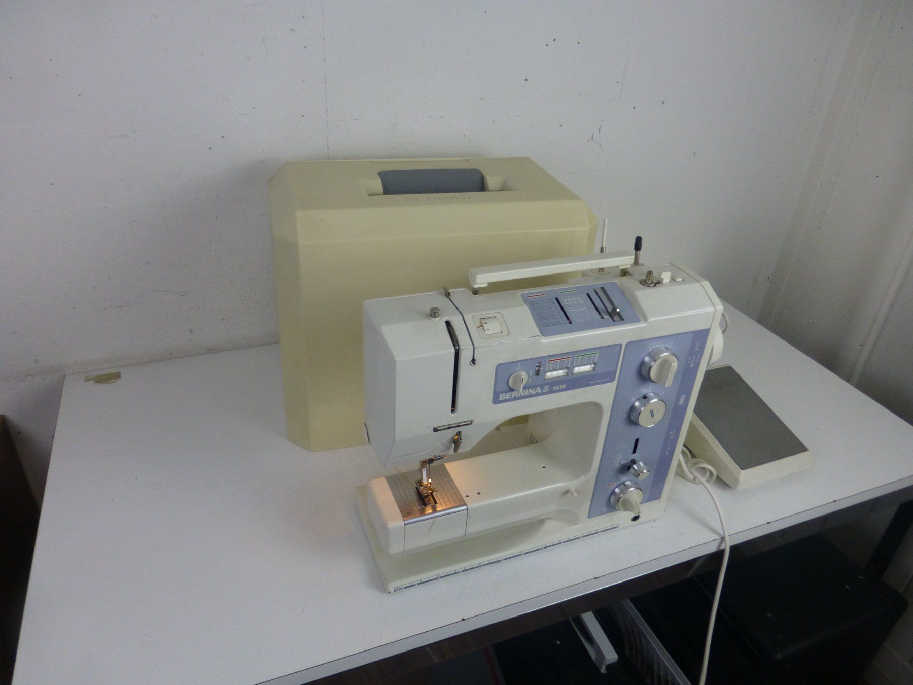 Bernina Macchine da cucire: Bernina 1030 mit Koffer Defekt – Difettoso da Fahrweid venduto da Omuki 1