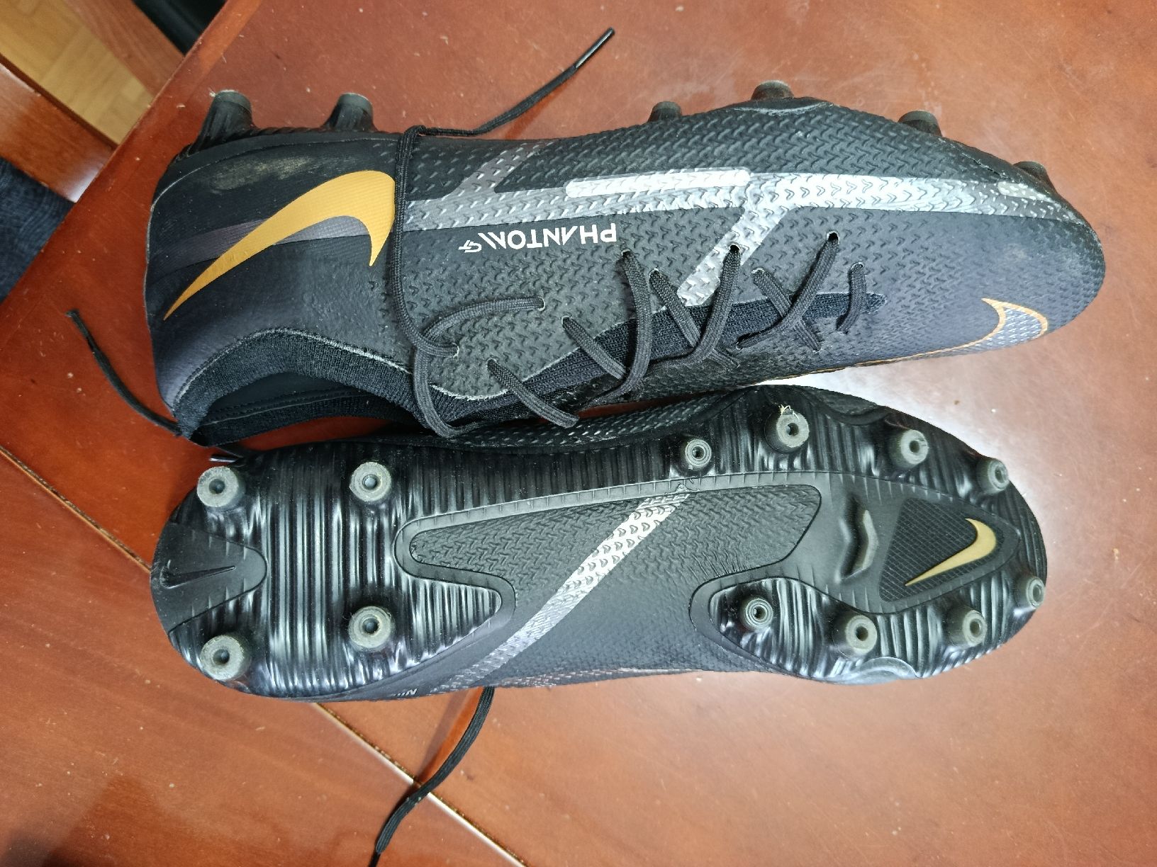 Nike Scarpe da uomo: Lot de 4 chaussures de foot – Nuovo (secondo la descrizione) da Zollikon venduto da eur_p7wf 5