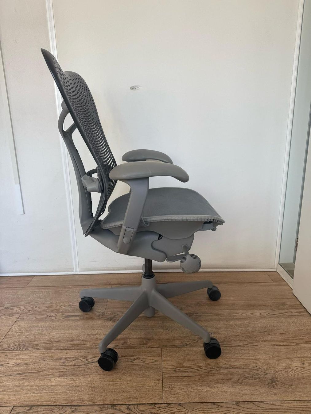 Herman Miller Stühle: Herman Miller Mirra Ligtgrey Black – Gebraucht aus Purmerend von Offeco 2