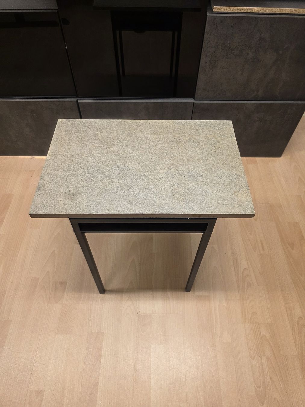 Tables: Beistelltisch Metall Steinplatte – D'occasion à Zürich par auctionhero