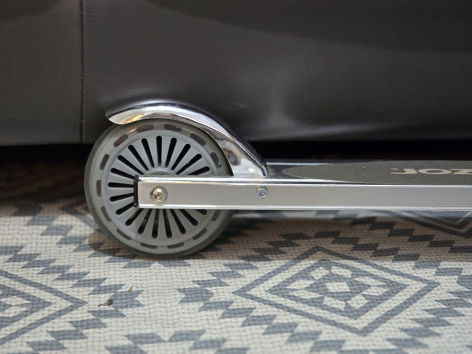 Scooters: Razor Scooter foldable silver like new condition – Gebraucht aus Thalwil von yan_wp8g 9