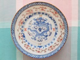 Teller mit Drachenmotiv und chinesischen Zeichen blau/rot