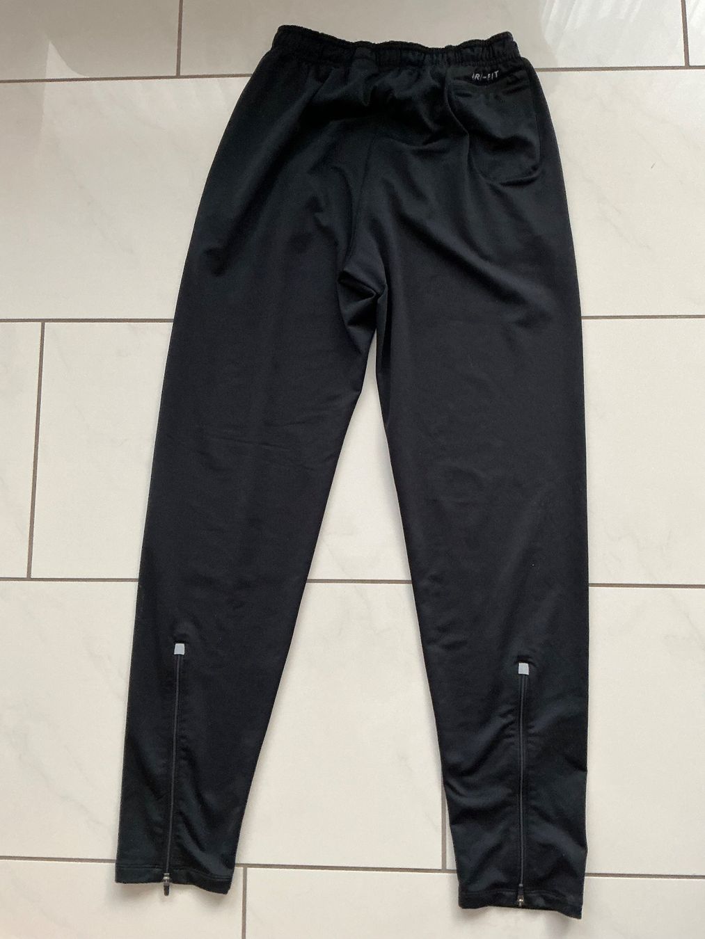 Nike Pantaloni: Nike Trainerhose Gr.S – Usato da Biel-Benken BL venduto da Sahra1 2