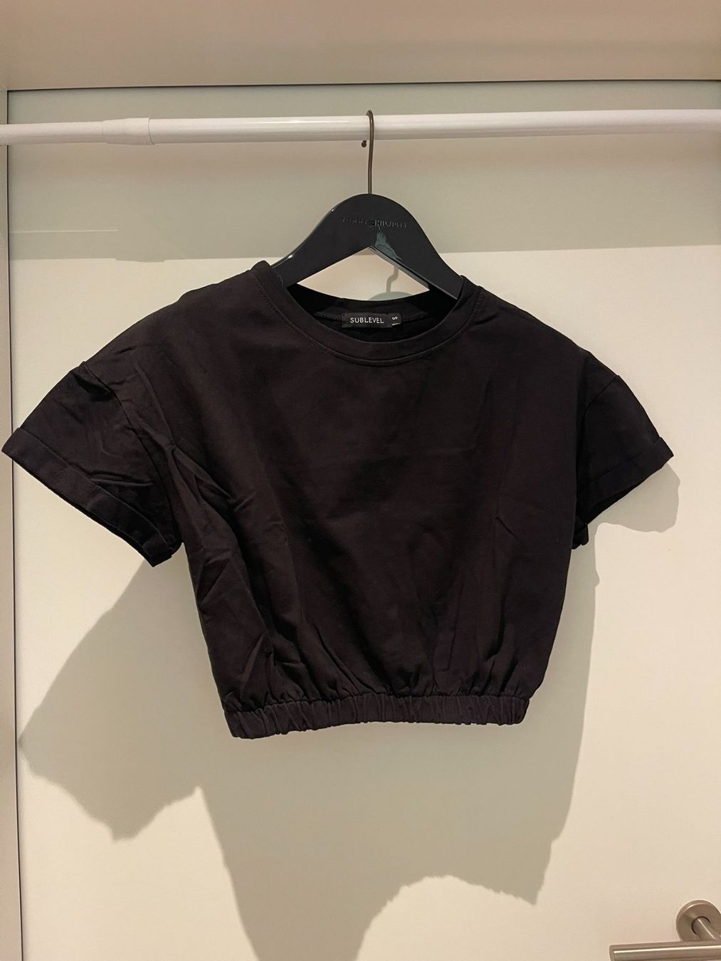 T-shirt: Schickes schwarzes Crop Top, Grösse S – Usato da Rheineck venduto da FGeissler