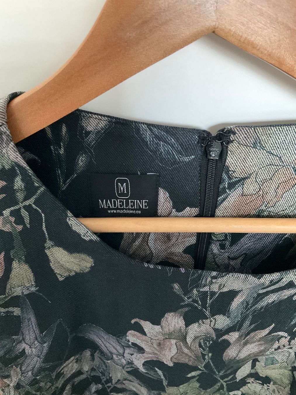 Madeleine Kleider: Blumenkleid Etui Madeleine Gr. M – Neu (gemäss Beschreibung) aus Wädenswil von Vuki 1