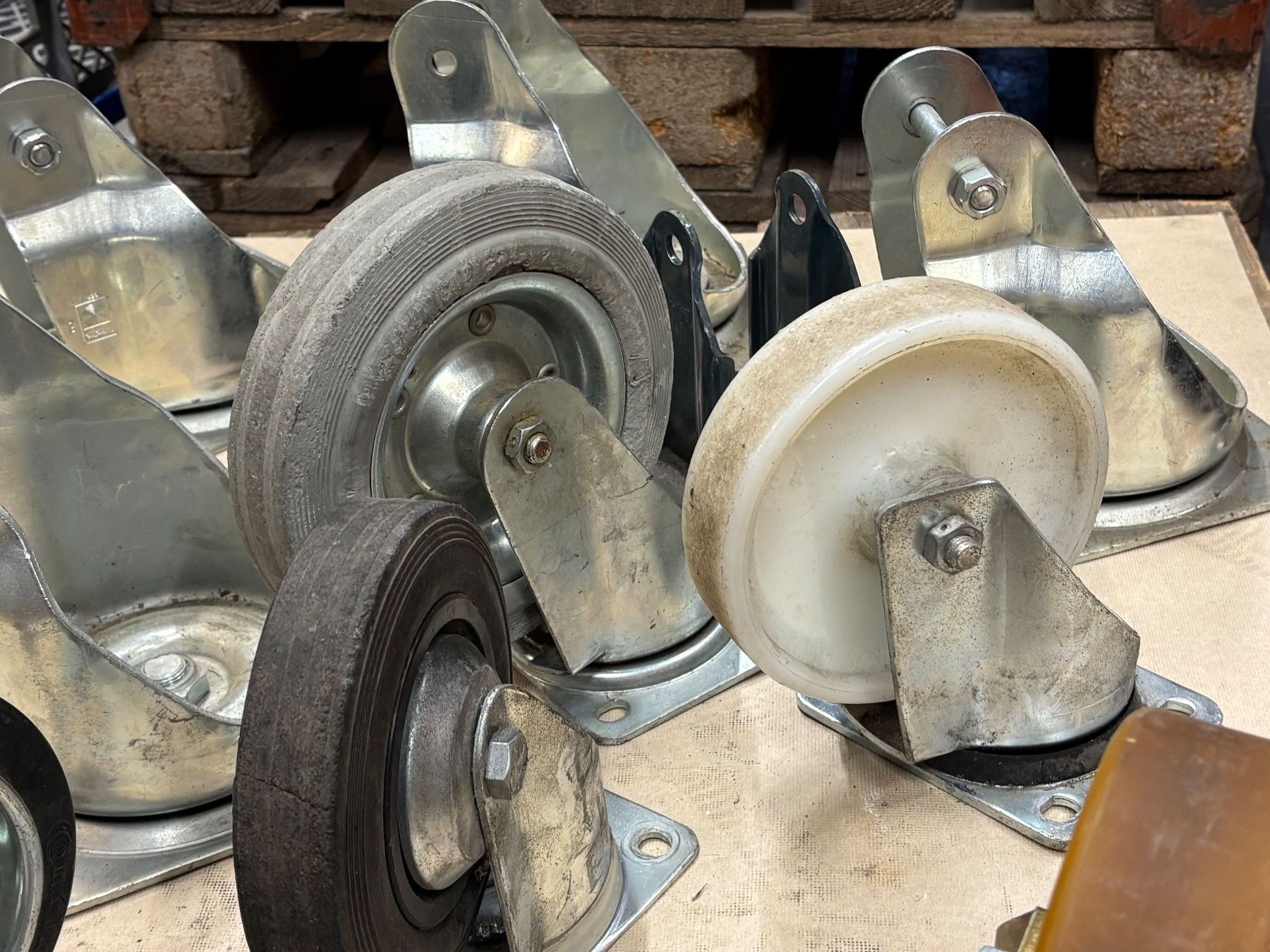 Altro per stoccaggio & trasporto: Konvolut an Rollen, Lenkrollen, Bockrollen, verschiedene! – Usato da Winterthur venduto da ReUse_Baumarkt 8