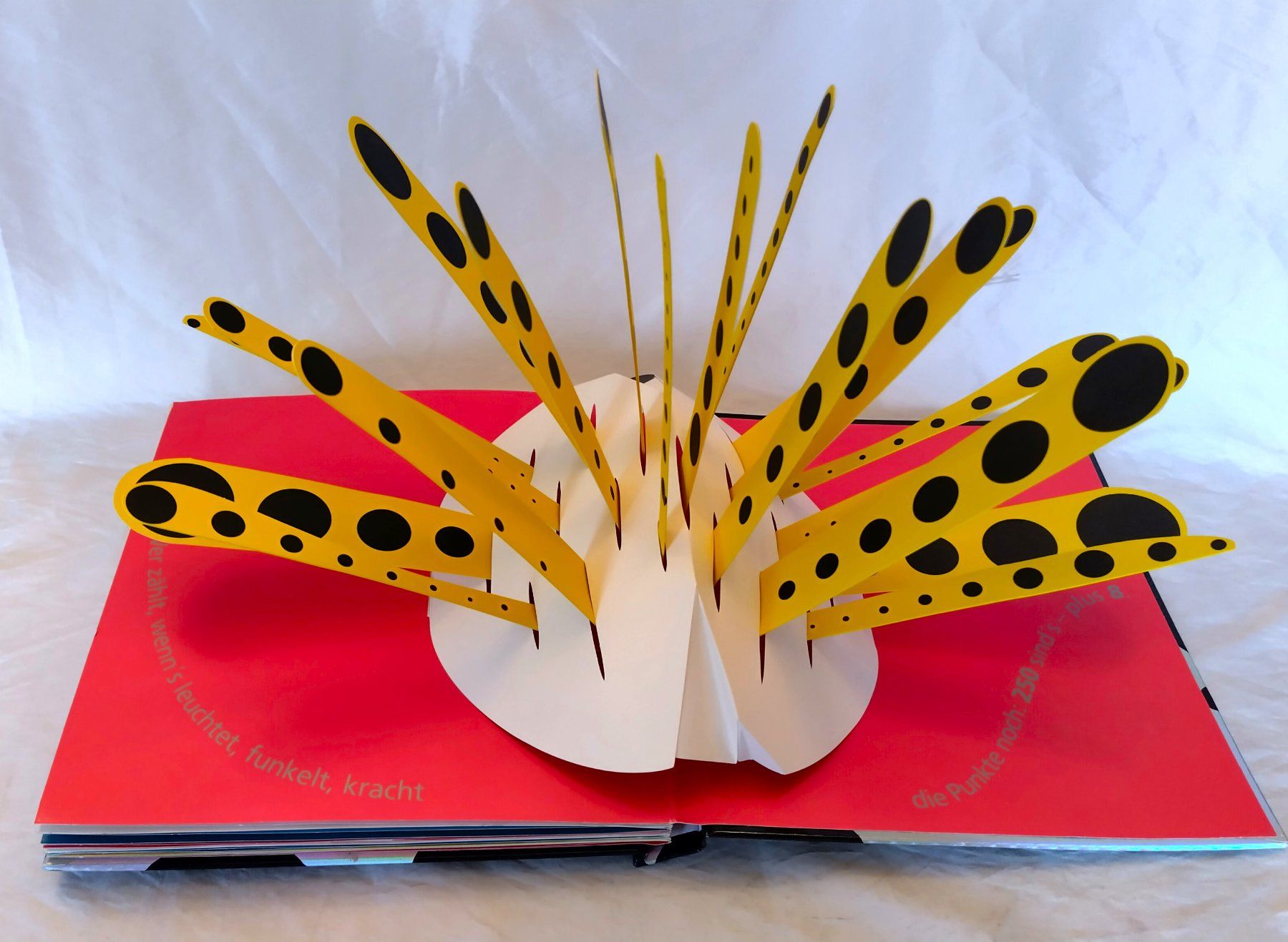 Libri: Pop-Up Buch - 600 schwarze Punkte / David A. Carter – Usato da Bellach venduto da JingleJerry