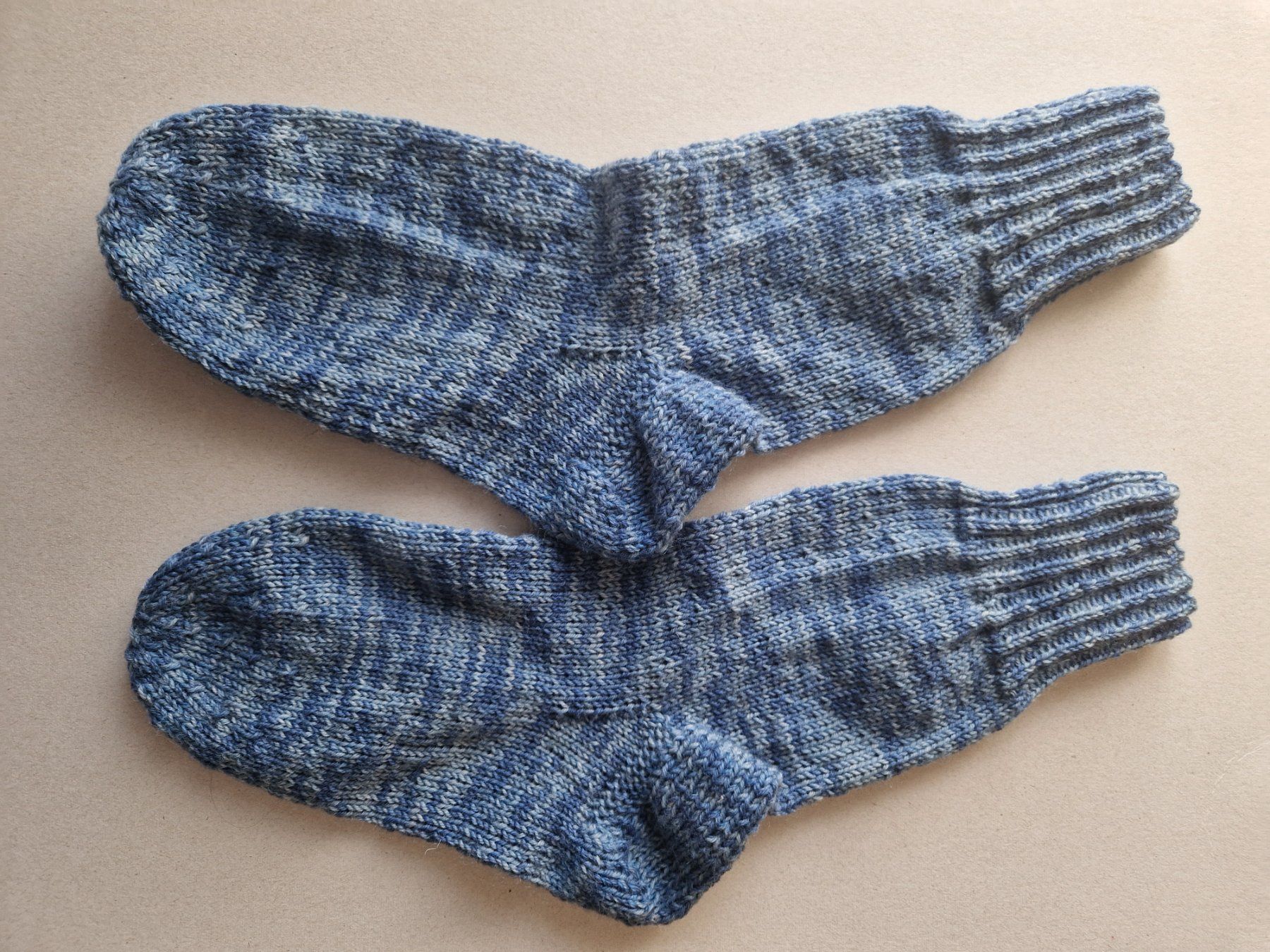 Calze: handgestrickte Socken Gr. 43, blau meliert – Nuovo (secondo la descrizione) da Ursenbach venduto da gruenblau 1