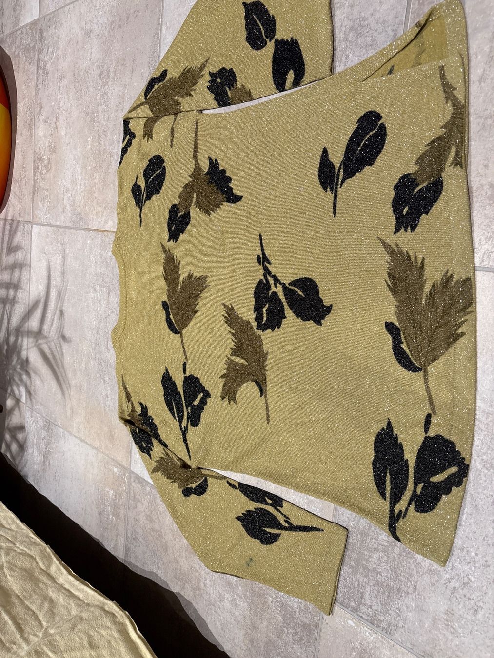 Maglioni & Felpe: Goldener Glitzerpullover mit Blätter Muster – Usato da Bülach venduto da Jackybabue 1