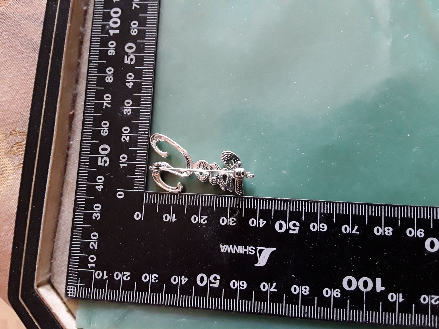 Swarovski Spille & Fermagli: Swarovski Sexy Buchstabe Brosche – Difettoso da Biel/Bienne venduto da taki25 3