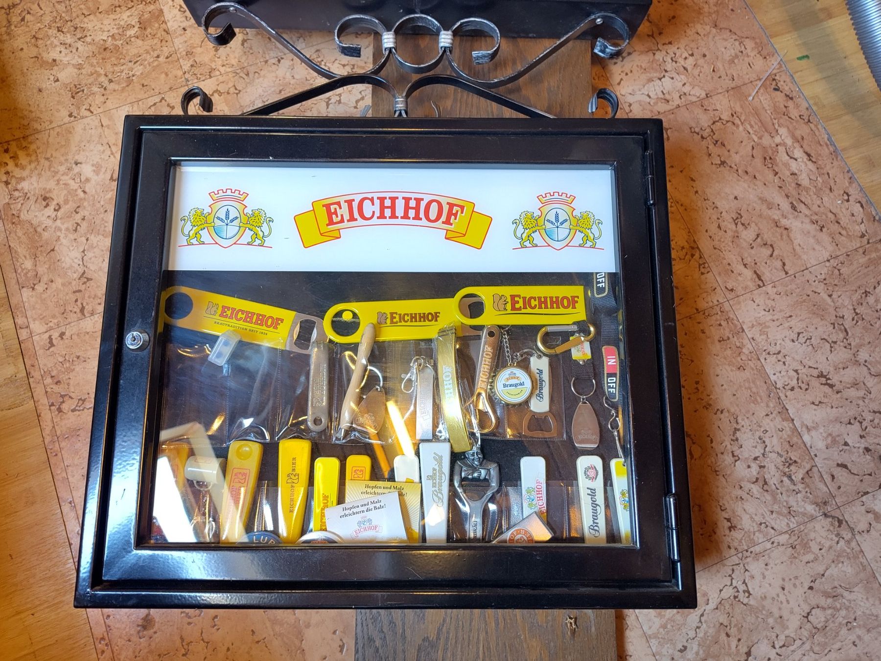 Vetrine: Wandvitrine Eichhof mit Flaschenöffner Sammlung – Usato da Villmergen venduto da ili_8jp6