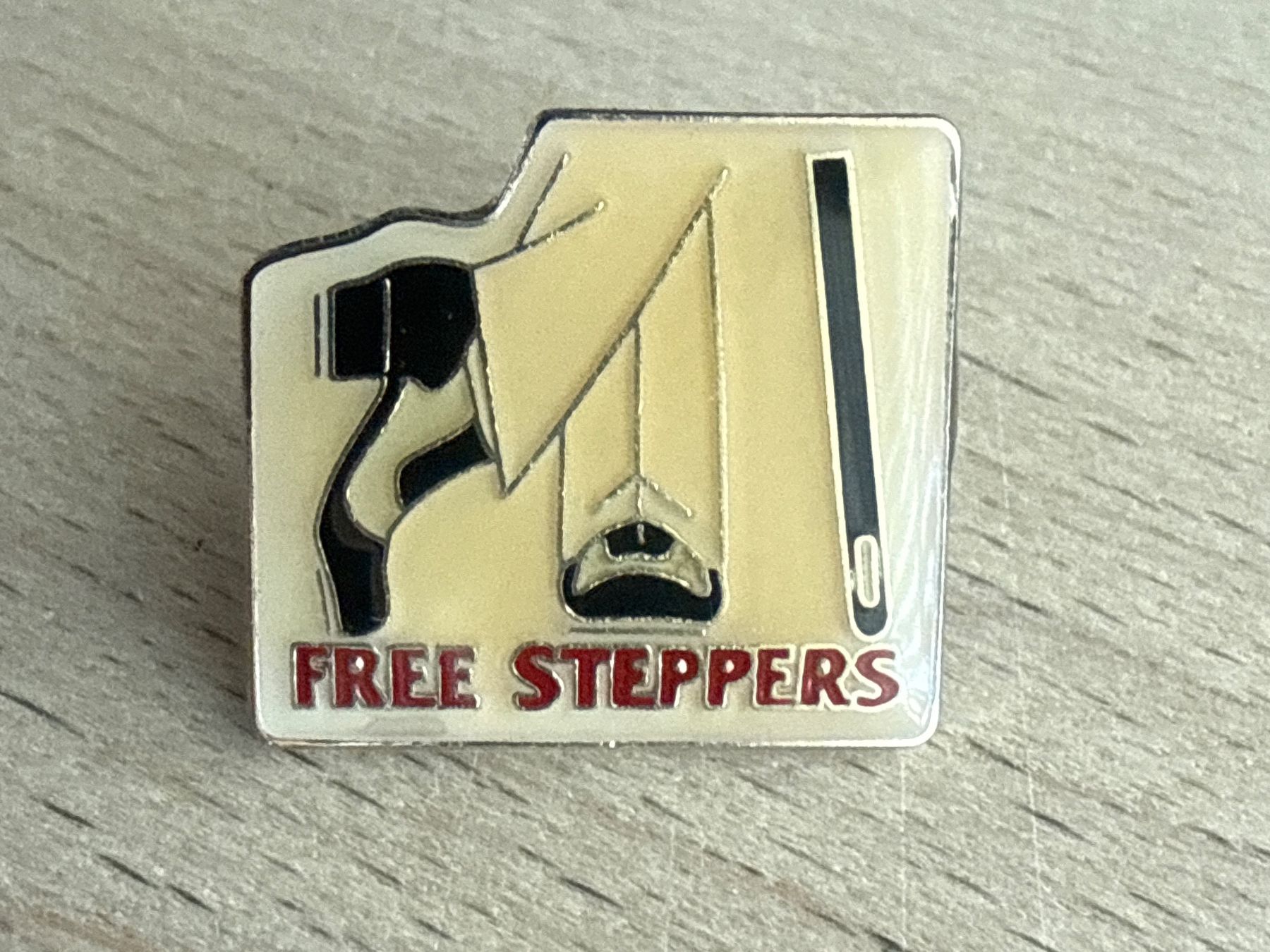 Plaketten & Abzeichen: Pin Free Steppers – Gebraucht aus Glattbrugg von Schweigmatt