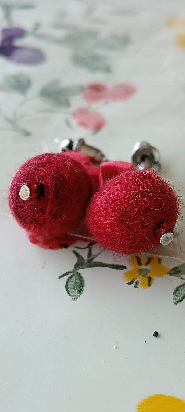 Orecchini pendenti & Orecchini a lobo: Handmade Fall Earrings: Red Felt, Wooly Balls – Nuovo (secondo la descrizione) da Zürich venduto da cat_9cvz 2