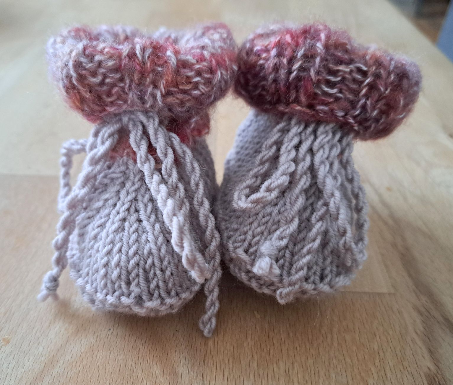 Scarpe per ragazzi: Handgestrickte Babyschuhe/Finkli – Nuovo (secondo la descrizione) da Waldenburg venduto da Sysilu 1