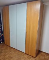 Massiver gut erhaltener Kleiderschrank (