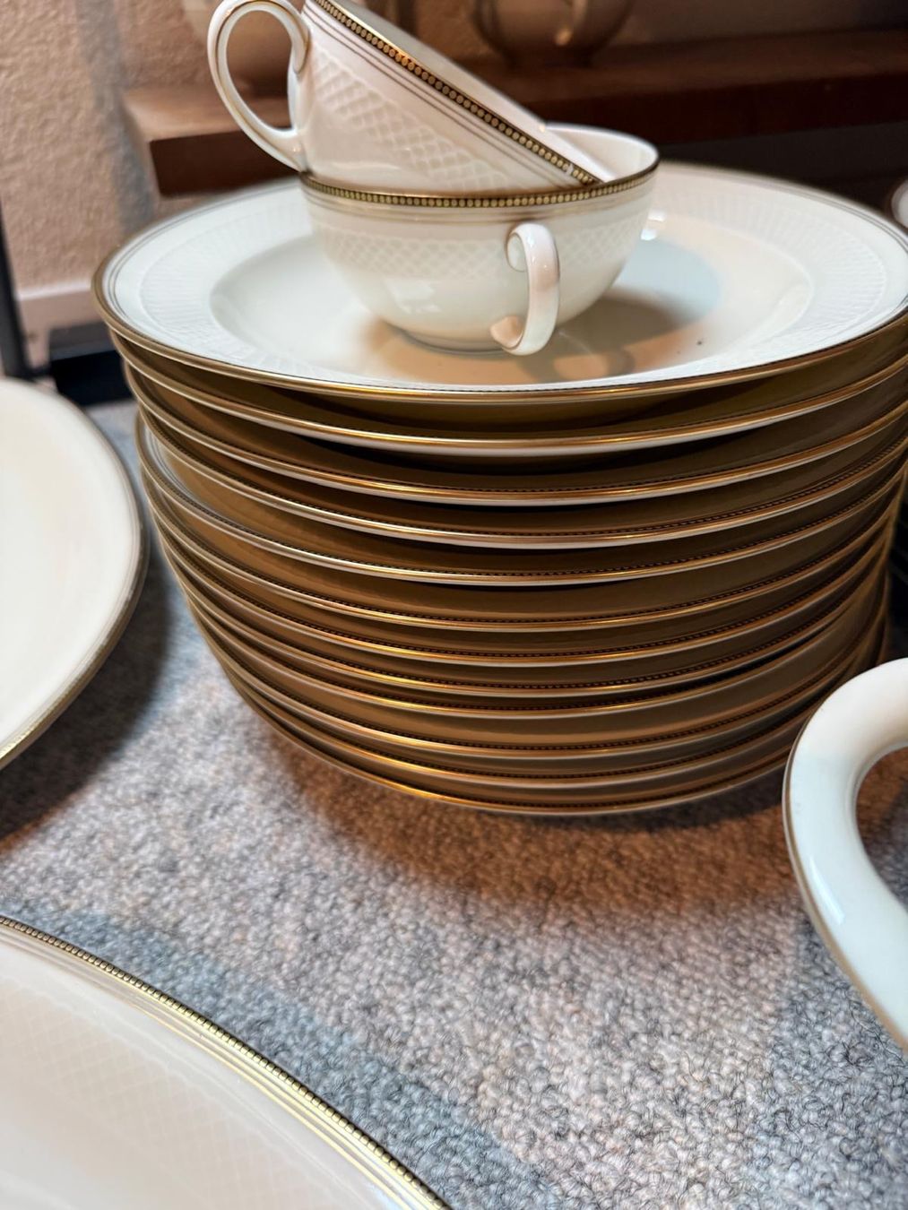 Eschenbach Geschirrsets: Service mit Goldrand 12-teilig – Gebraucht aus Aadorf von Sandra.balzli 2