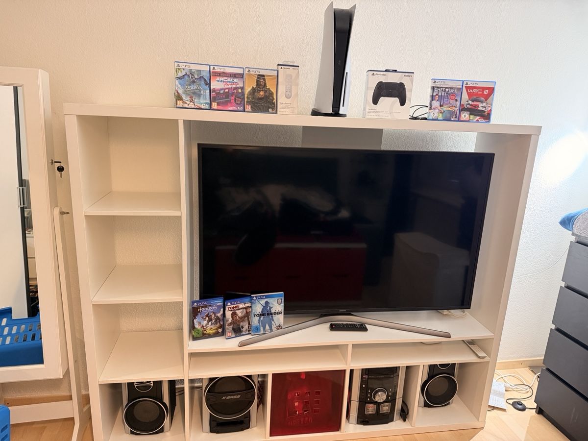 Sony Konsolen: Playstation 5 Bundle mit Tv,Möbel,Games und Controller – Gebraucht aus Bergdietikon von Peacce