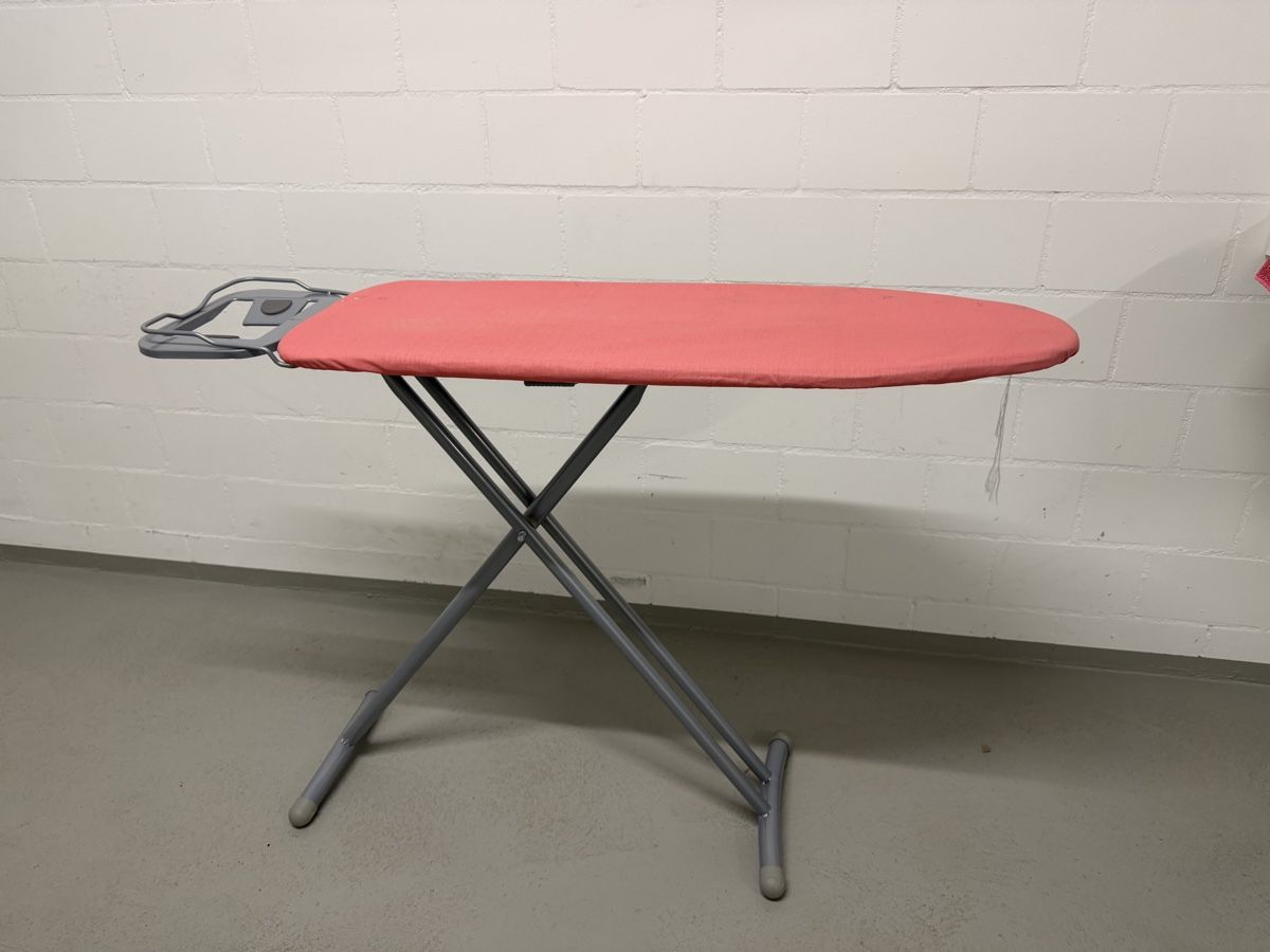 Assi da stiro: Bügelbrett pink – Usato da St. Gallen venduto da Diced