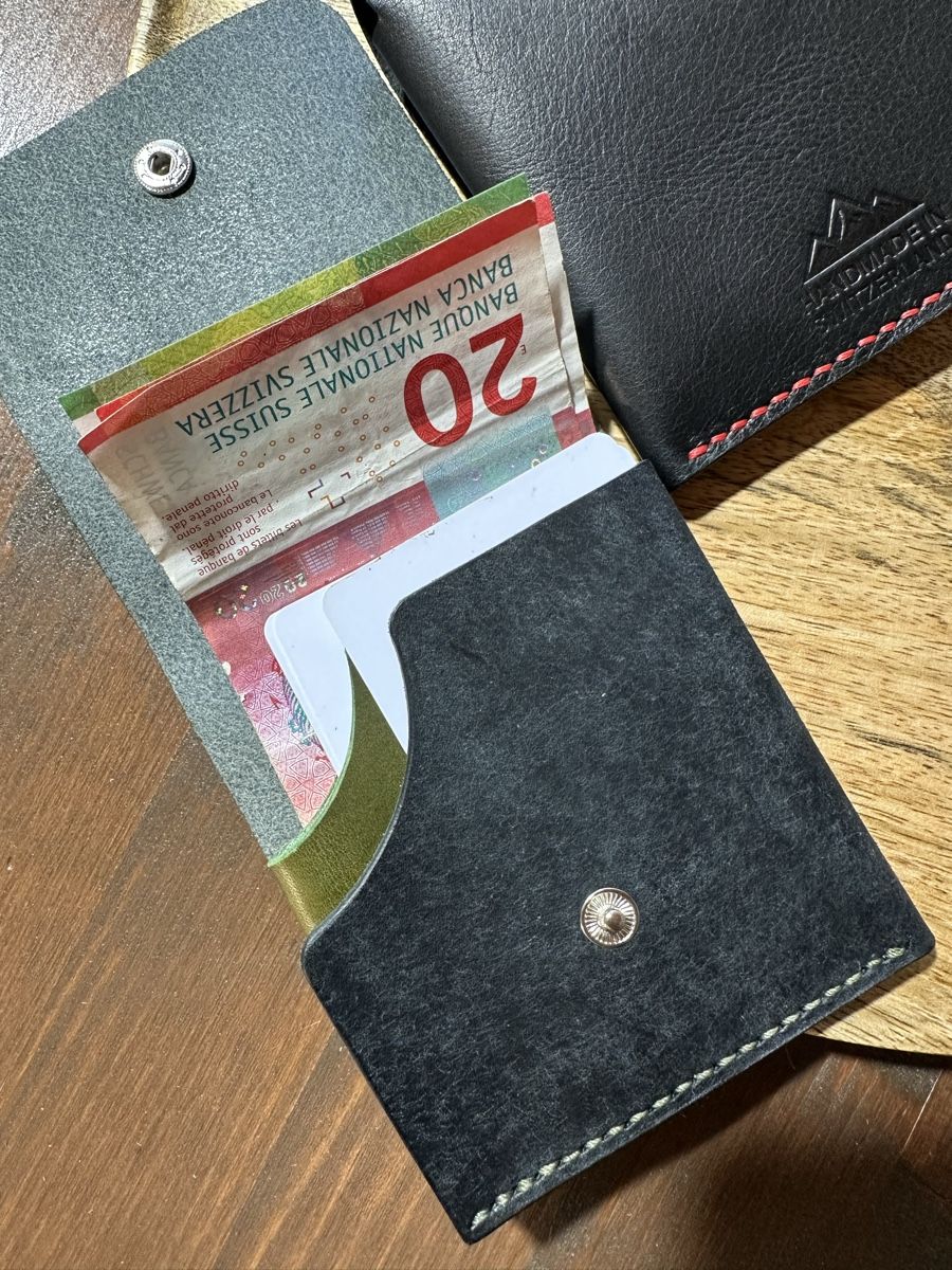 Brieftaschen: Handgefertigte Leder-Geldbörse – Neu und originalverpackt aus Mettmenstetten von vad_57p2