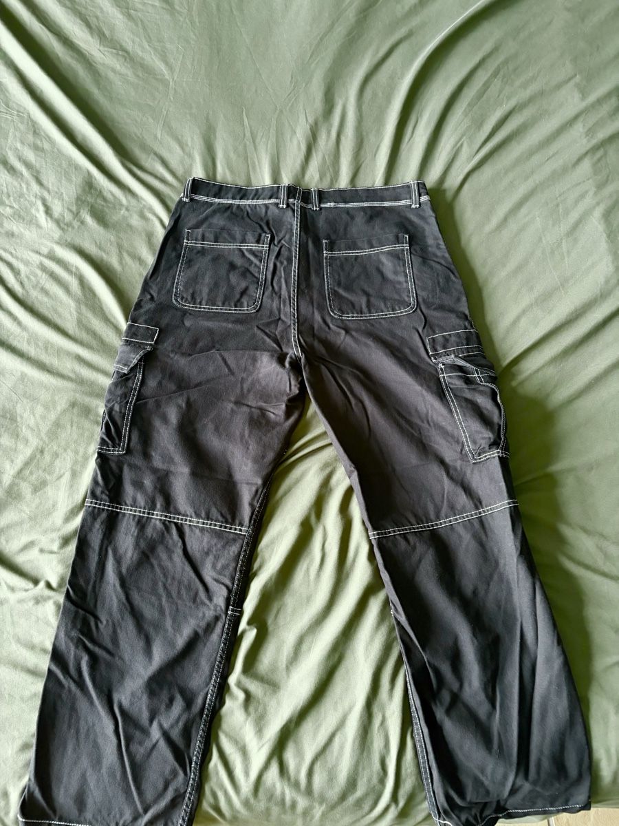 Bershka Pantaloni: Pantalon Cargo noir avec coutures blanches taille 46 – Nuovo (secondo la descrizione) da Fribourg venduto da jer_p6kc 1