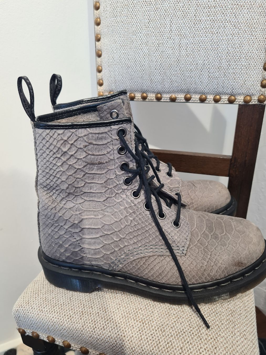 Dr. Martens Damenschuhe: Dr. Martens Python Print Stiefel Gr. 38 Beige Grau  – Gebraucht aus Adligenswil von FriedasWelt 3