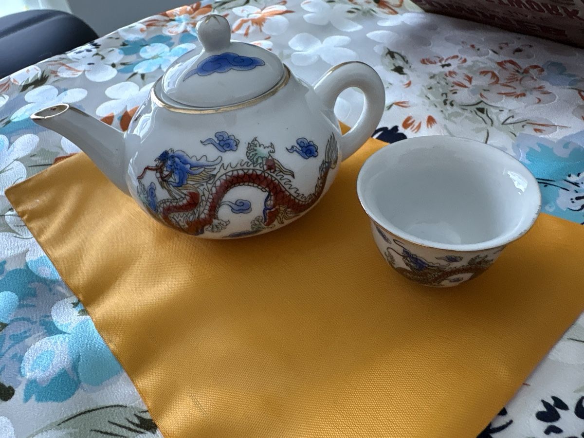 Set di piatti: Seltener Asiatischer Tee Set mit Drachenmuster – Nuovo e nell'imballaggio originale da Bellinzona venduto da LuganoBoutique 5