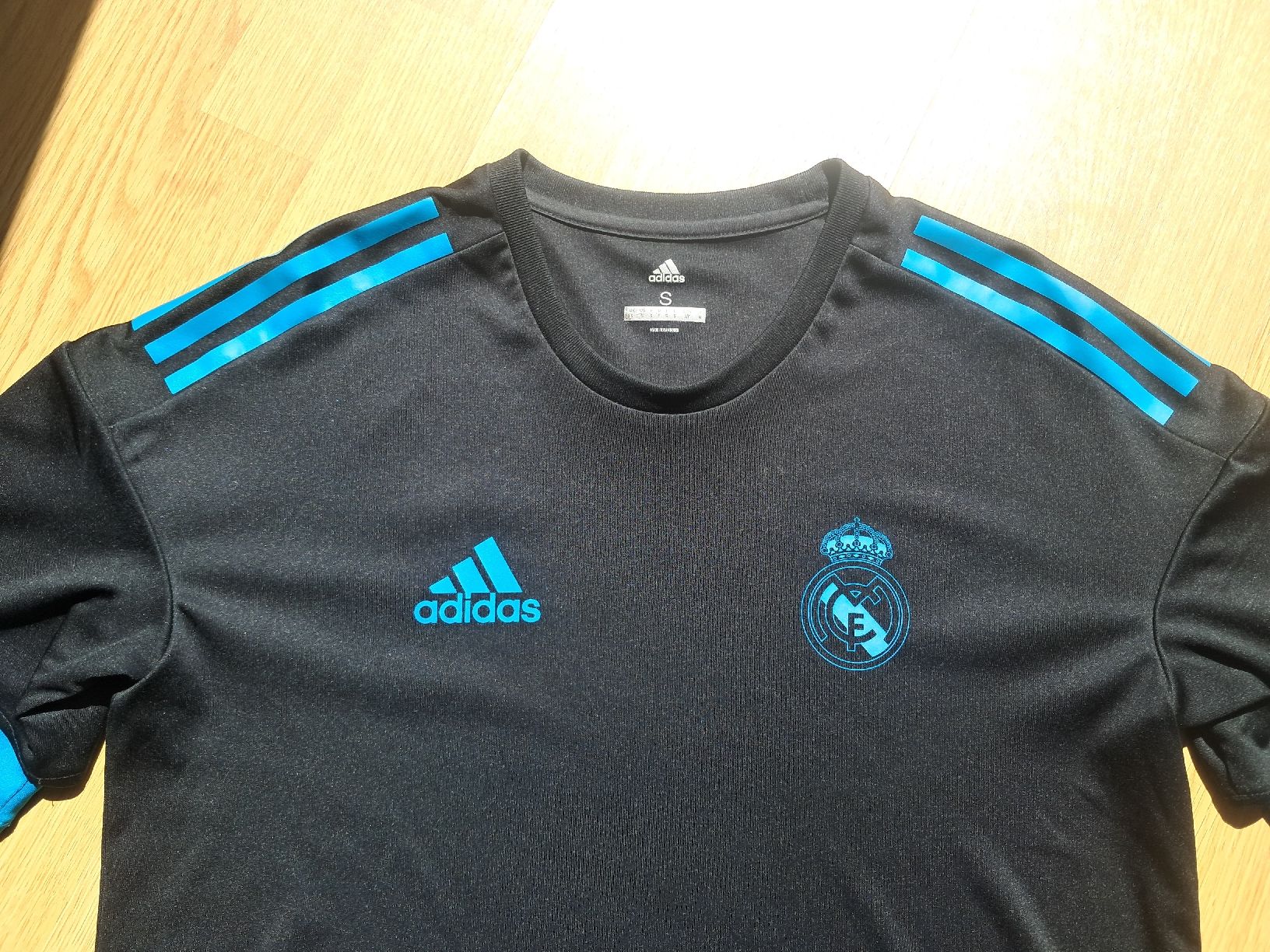 Adidas T-Shirts: Real Madrid T-Shirt schwarz  – Gebraucht aus Biel/Bienne von sof_yx5y 1