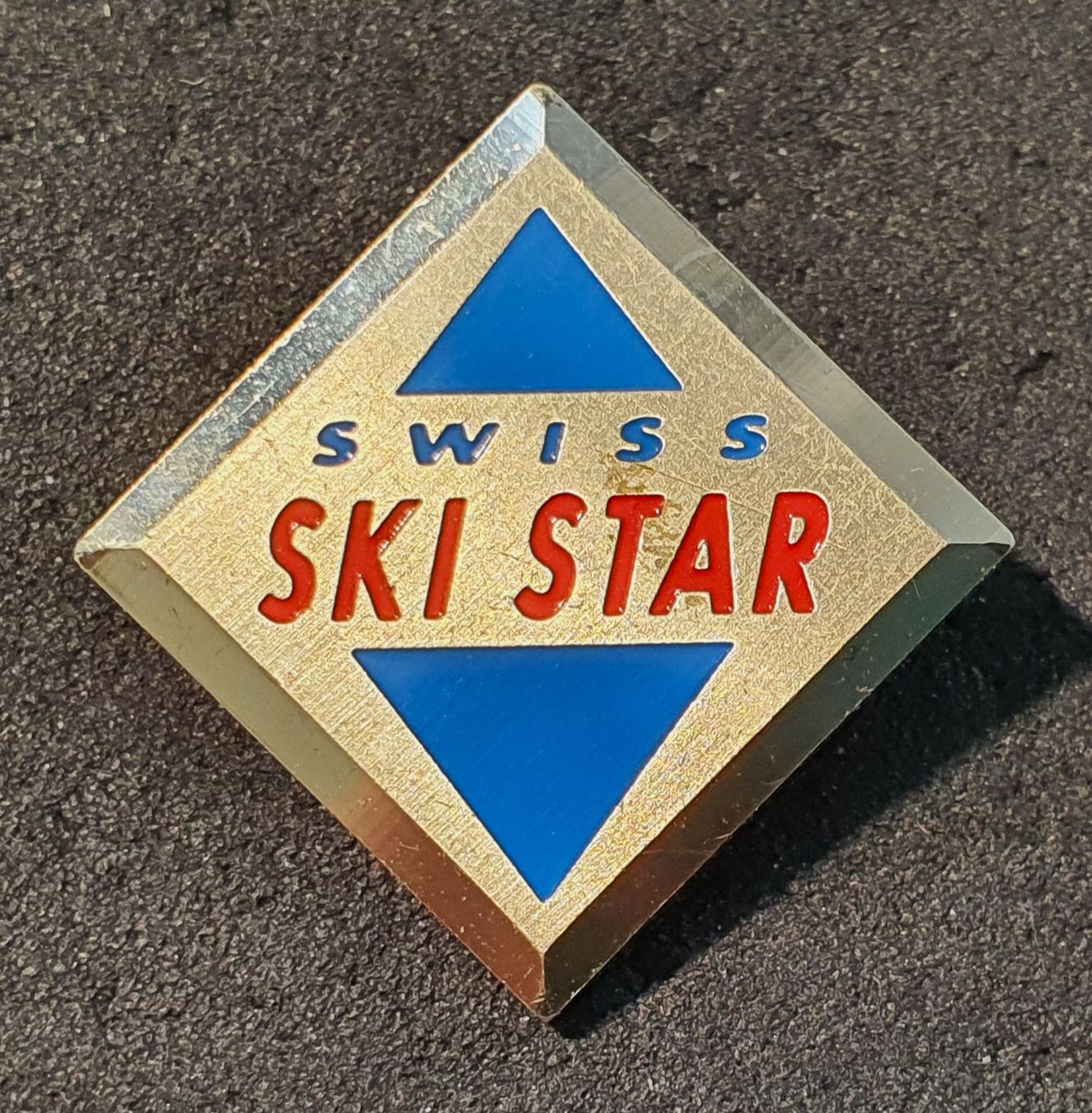 Plaketten & Abzeichen: Z497 - Pin SWISS SKI STAR – Gebraucht aus Reinach BL von Boston-Verkauf