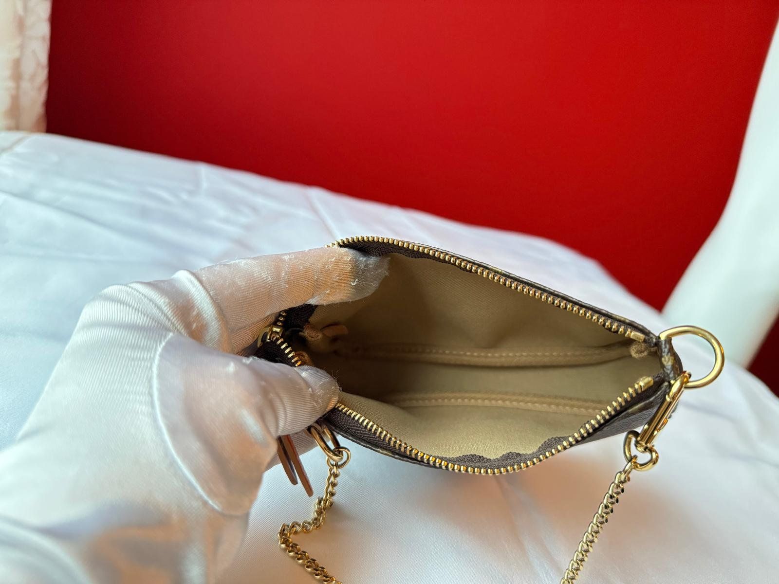Louis Vuitton Taschen: Louis Vuitton Pochette Trunks Monogram Canvas – Neu (gemäss Beschreibung) aus Oberarth von SSS. 8