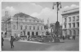 Schöne alte Postkarte MAILAND Piazza della Scala belebt ca.