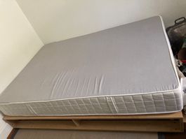 Bett & Matratze m.Schubladen140x200cm.Flecken auf Unterseite
