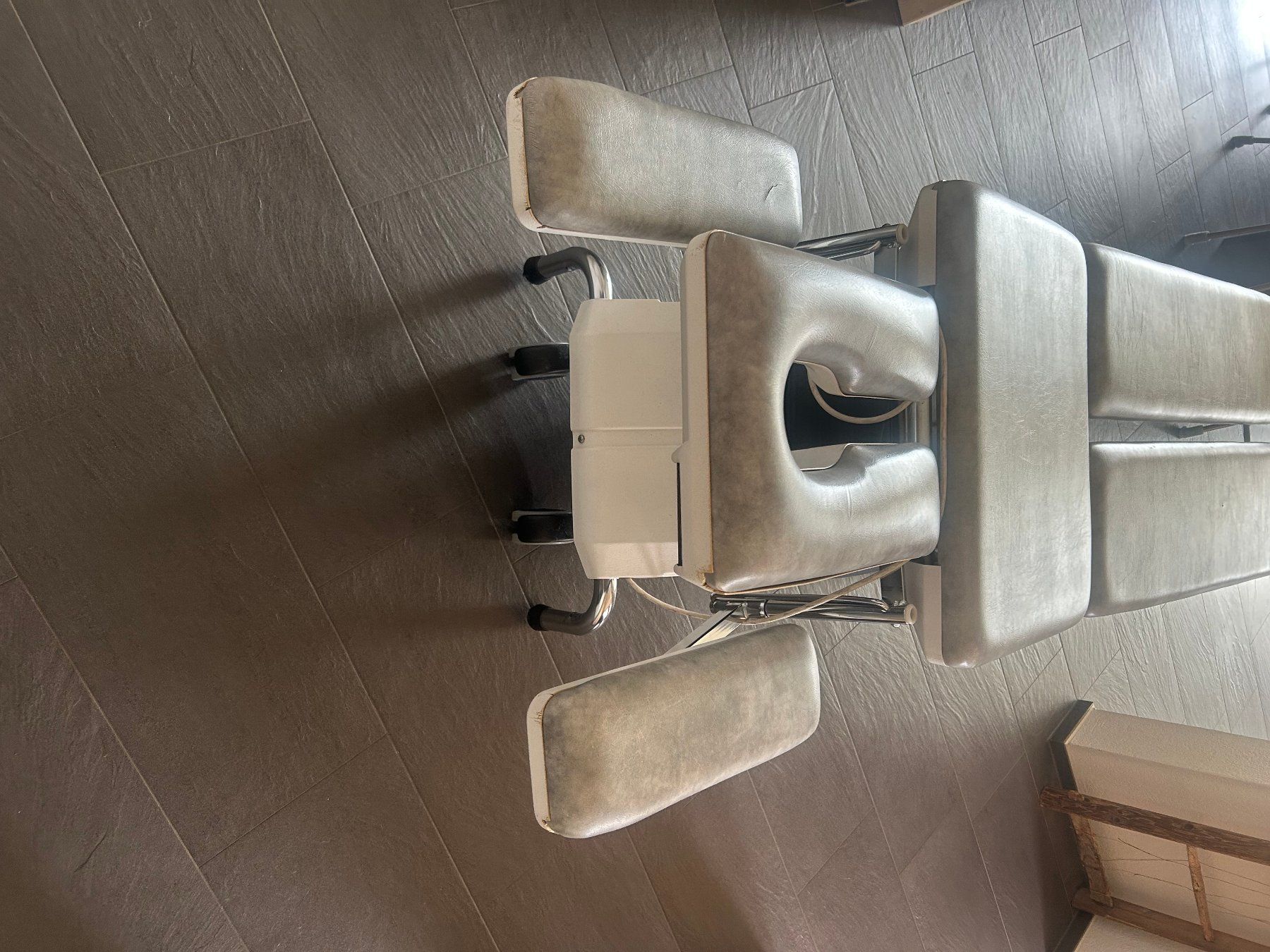 Chaises longues: elektrischer Massagetisch – D'occasion à Steinerberg par nif2 1