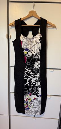 ROBE MI-LONGUE, DÉCOUPE FLEURS ET NOIR