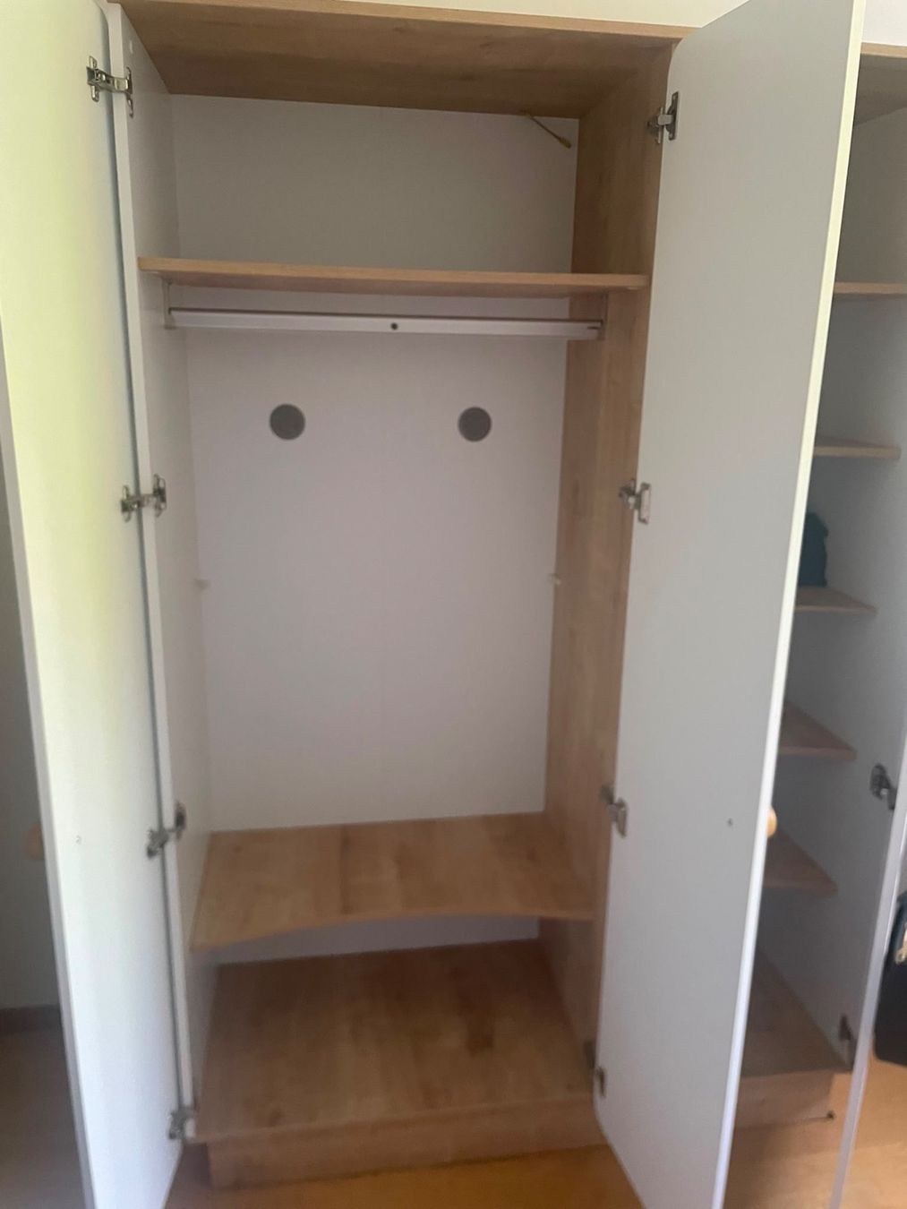 Pfister Armoires: Drehtürenschrank Cara – D'occasion à Niederscherli par ija_y67c 2
