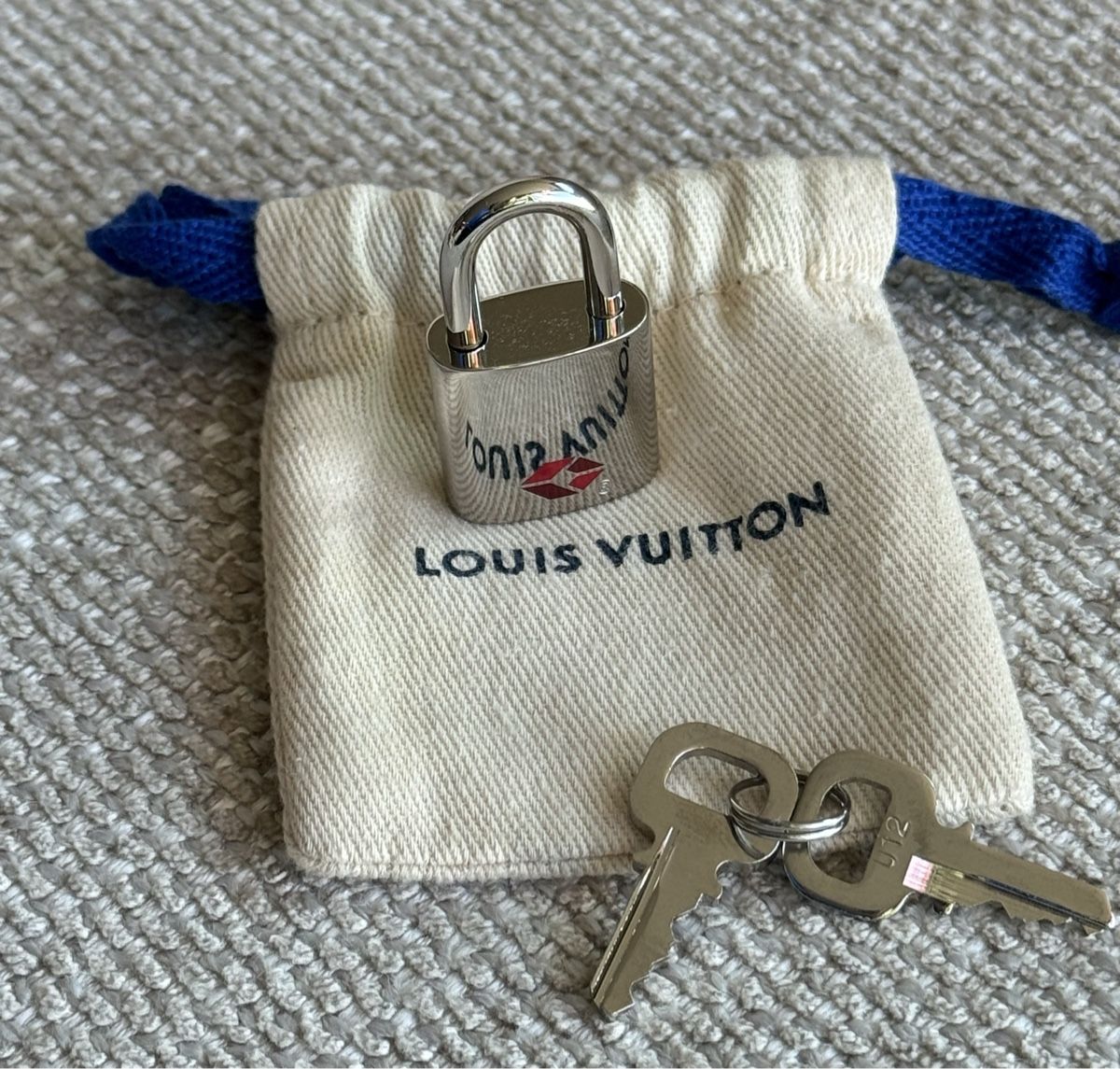Lucchetti: Cadenas Louis Vuitton avec clés et dustbag – Nuovo e nell'imballaggio originale da Villars-sur-Glâne venduto da Sunshine-8