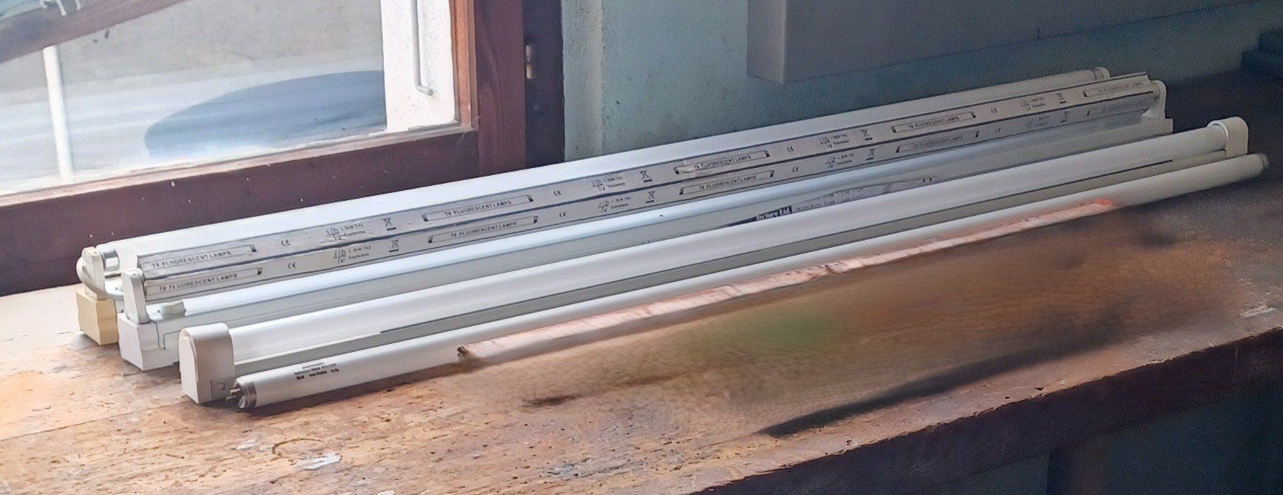 Lampen: Lots néons et supports néons – Gebraucht aus Goumoens-la-Ville von brandonv 1