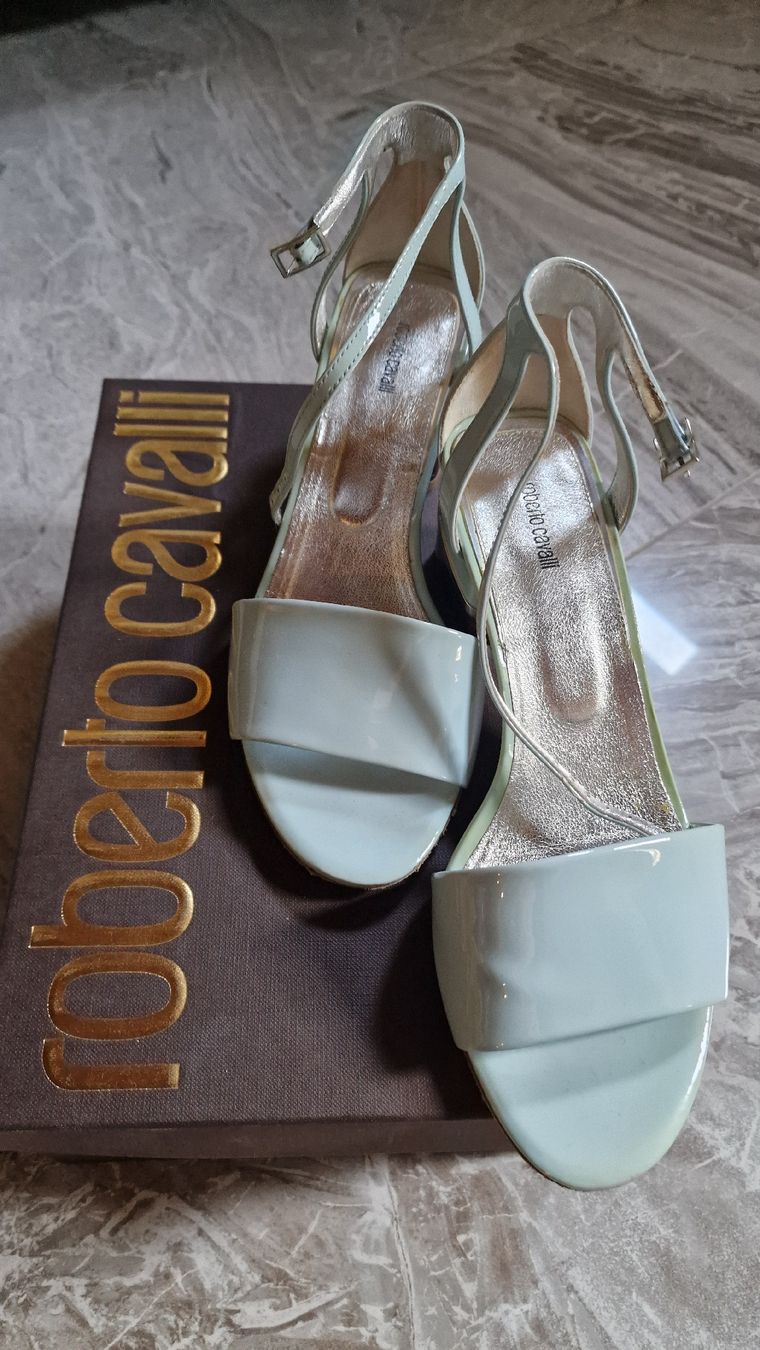 Roberto Cavalli Damenschuhe: Roberto Cavalli Sandale Lackleder Hellblau Gr. 37 Top! – Gebraucht aus Mönchaltorf von nzhuravel